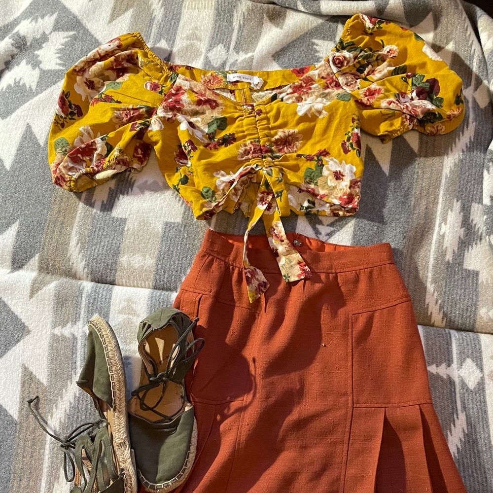 Floral mustard crop top w puff sleeves NWOT